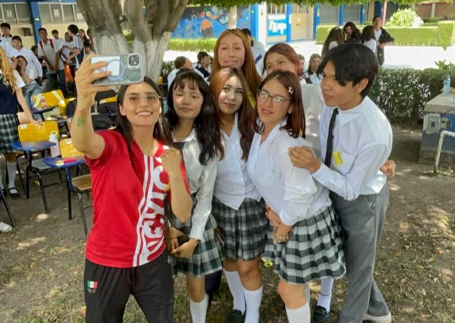 BOXEADORA OLÍMPICA FÁTIMA HERRERA INSPIRA A JÓVENES DE COBACH SLP A LUCHAR POR SUS SUEÑOS
