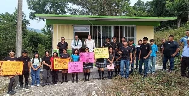ALCALDE TEMO BALDERAS ENTREGA AULA A ALUMNOS DE LA PREPARATORIA DEL EJIDO PALO DE ARCO