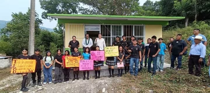 ALCALDE TEMO BALDERAS ENTREGA AULA A ALUMNOS DE LA PREPARATORIA DEL EJIDO PALO DE ARCO