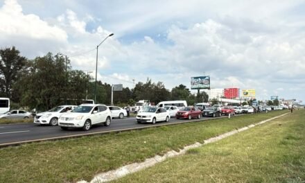 SEDUVOP ATIENDE SOLICITUDES PARA REHABILITAR LATERAL DE CARRETERA 57