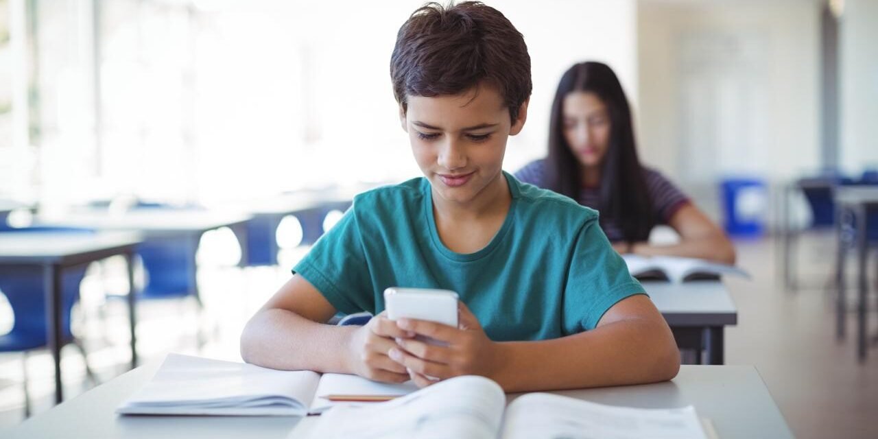 FAMILIAS POTOSINAS AVALAN RESTRICCIÓN DE CELULARES EN EDUCACIÓN BÁSICA