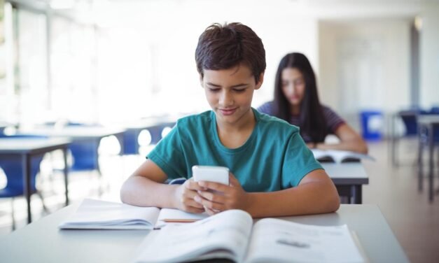 FAMILIAS POTOSINAS AVALAN RESTRICCIÓN DE CELULARES EN EDUCACIÓN BÁSICA