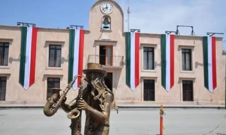 GOBIERNO DE SOLEDAD VISTE DE TRICOLOR EL PALACIO MUNICIPAL CON MOTIVO DEL MES PATRIO