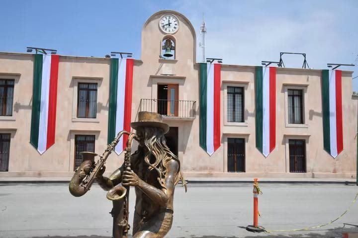 GOBIERNO DE SOLEDAD VISTE DE TRICOLOR EL PALACIO MUNICIPAL CON MOTIVO DEL MES PATRIO