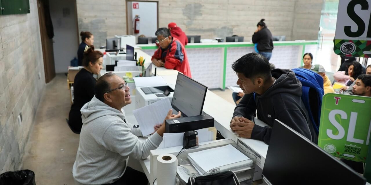 EN LA ADMINISTRACIÓN DEL GOBERNADOR RICARDO GALLARDO SE ALCANZARÁ UN CRECIMIENTO HISTÓRICO EN INGRESOS PROPIOS  • La Secretaría de Finanzas estima un incremento cercano al 79 por ciento en la recaudación estatal durante el periodo 2021-2026, con mayores recursos para atender las necesidades de la población.  San Luis Potosí registra una transformación en el manejo de sus finanzas públicas mediante una política de mayor recaudación y eficiencia administrativa, que permitirá cerrar 2026 con ingresos propios estimados en 7 mil 826 millones de pesos, frente a los 4 mil 383 millones registrados en 2021, resultado de la estrategia financiera de la administración del Gobernador Ricardo Gallardo Cardona.  La titular de la Secretaría de Finanzas (Sefin), Ariana García Vidal, informó que los ingresos totales del Estado pasarían de 49 mil 352 millones de pesos en 2021 a una estimación de 70 mil 459 millones al cierre de 2026, lo que representa un crecimiento cercano al 43 por ciento. En el mismo periodo, la recaudación de impuestos prácticamente se duplicaría, de 2 mil 64 millones a 4 mil 213 millones de pesos.  Estos resultados responden a la modernización administrativa, la actualización de padrones, la asistencia fiscal, la ampliación de los canales de atención y el acompañamiento a las personas contribuyentes, mecanismos que permiten mejorar la captación de recursos estatales.  Con mayores ingresos propios y una administración responsable, el Gobierno del cambio cuenta con mejores condiciones para planear su presupuesto, atender demandas sociales y dar continuidad a las inversiones públicas que benefician a las familias potosinas, sin dejar de reconocer la importancia de los recursos federales.