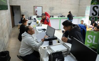 EN LA ADMINISTRACIÓN DEL GOBERNADOR RICARDO GALLARDO SE ALCANZARÁ UN CRECIMIENTO HISTÓRICO EN INGRESOS PROPIOS • La Secretaría de Finanzas estima un incremento cercano al 79 por ciento en la recaudación estatal durante el periodo 2021-2026, con mayores recursos para atender las necesidades de la población. San Luis Potosí registra una transformación en el manejo de sus finanzas públicas mediante una política de mayor recaudación y eficiencia administrativa, que permitirá cerrar 2026 con ingresos propios estimados en 7 mil 826 millones de pesos, frente a los 4 mil 383 millones registrados en 2021, resultado de la estrategia financiera de la administración del Gobernador Ricardo Gallardo Cardona. La titular de la Secretaría de Finanzas (Sefin), Ariana García Vidal, informó que los ingresos totales del Estado pasarían de 49 mil 352 millones de pesos en 2021 a una estimación de 70 mil 459 millones al cierre de 2026, lo que representa un crecimiento cercano al 43 por ciento. En el mismo periodo, la recaudación de impuestos prácticamente se duplicaría, de 2 mil 64 millones a 4 mil 213 millones de pesos. Estos resultados responden a la modernización administrativa, la actualización de padrones, la asistencia fiscal, la ampliación de los canales de atención y el acompañamiento a las personas contribuyentes, mecanismos que permiten mejorar la captación de recursos estatales. Con mayores ingresos propios y una administración responsable, el Gobierno del cambio cuenta con mejores condiciones para planear su presupuesto, atender demandas sociales y dar continuidad a las inversiones públicas que benefician a las familias potosinas, sin dejar de reconocer la importancia de los recursos federales.