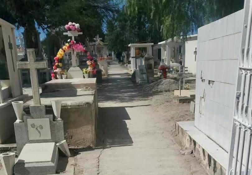 OBRAS PÚBLICAS REALIZA LIMPIEZA GENERAL EN EL PANTEÓN MUNICIPAL.